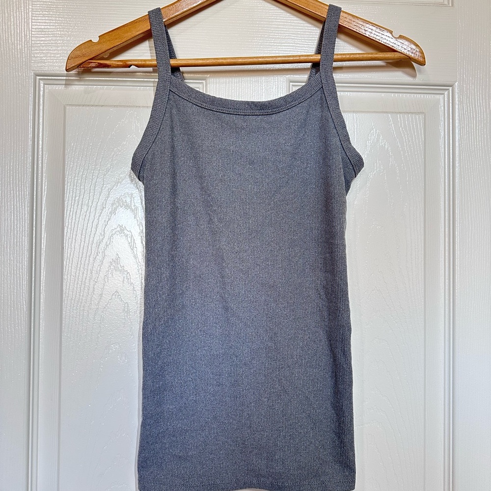 Gray Fitted Sleeveless Scoop Neck Tank Top